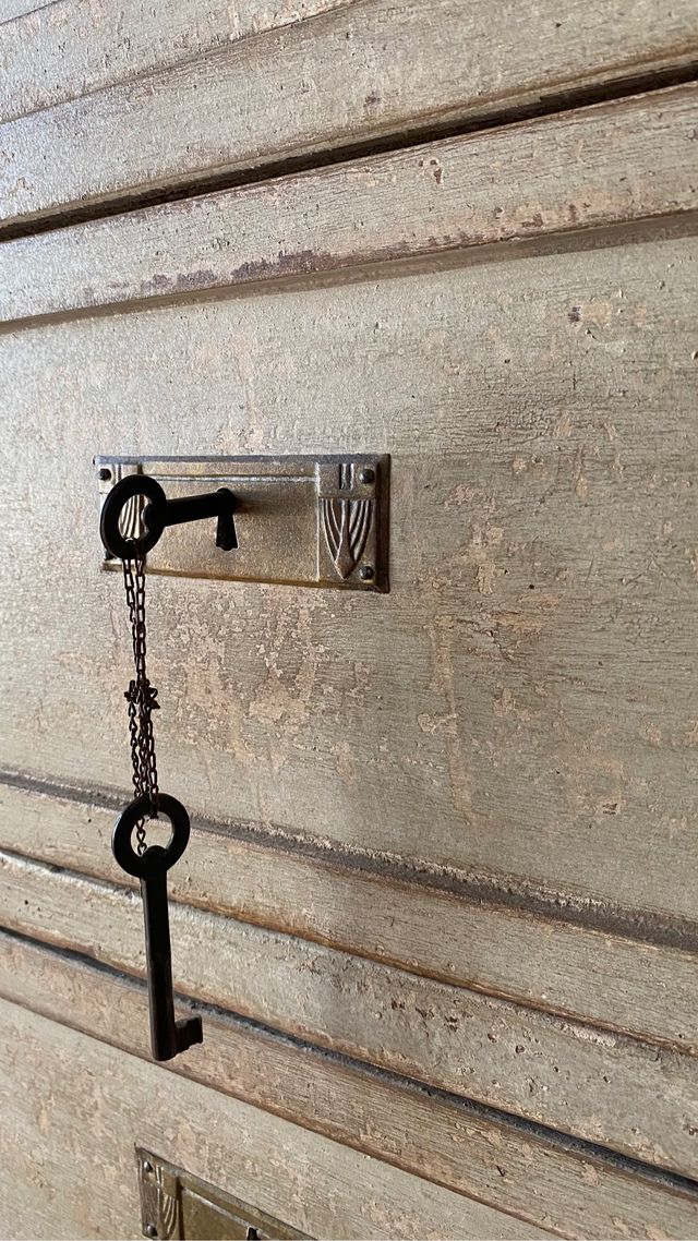 Antico cassettone laccato