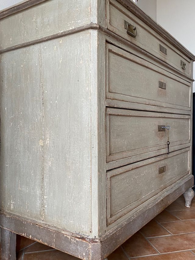 Antico cassettone laccato