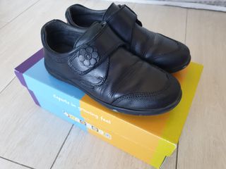 Zapatos de niña de colegio