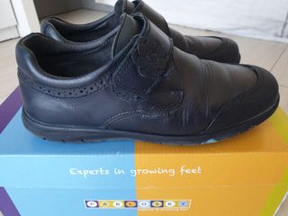 Zapatos de niña de colegio