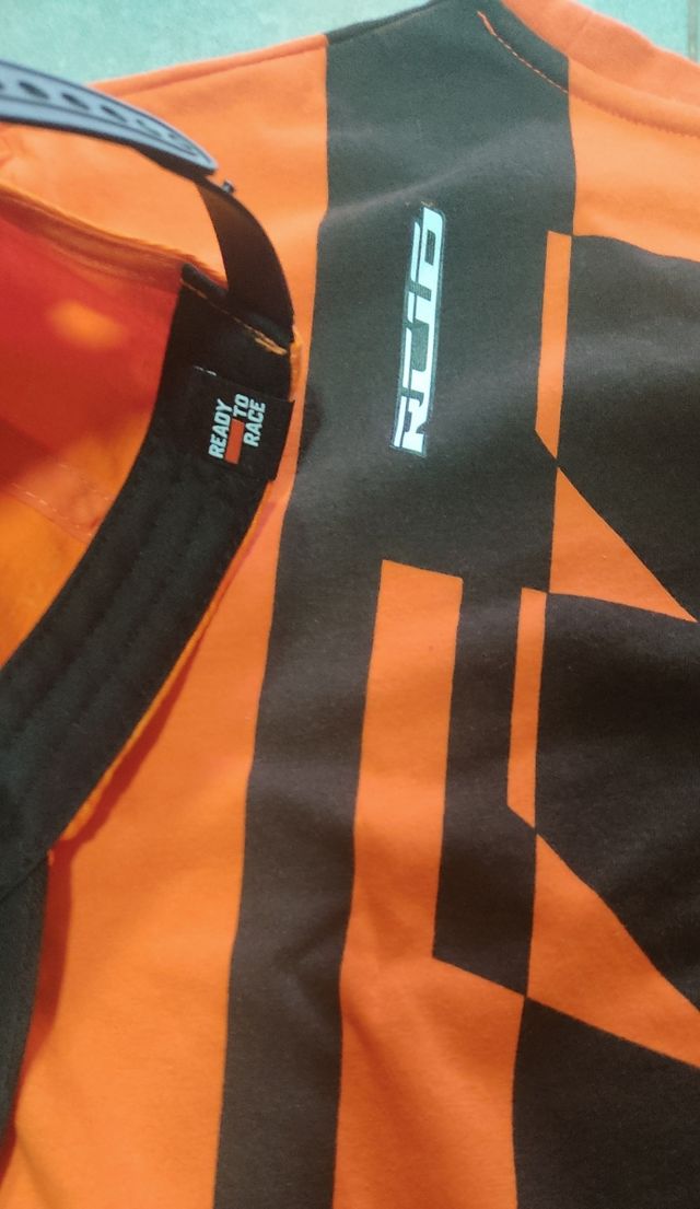 Camiseta y gorra Ktm