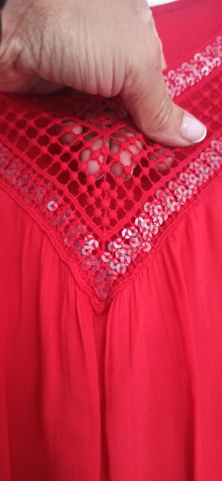 blusa tira ancha, escote pico con tatxuelas