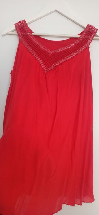 blusa tira ancha, escote pico con tatxuelas
