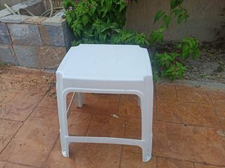 Taburetes blancos de plástico
