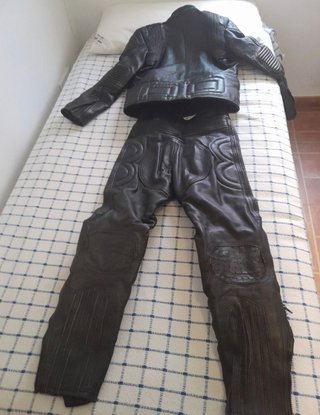 traje moto cuero