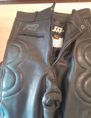 traje moto cuero