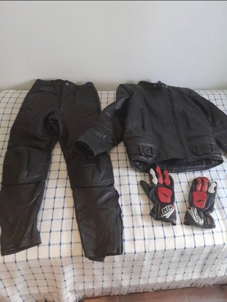 traje moto cuero