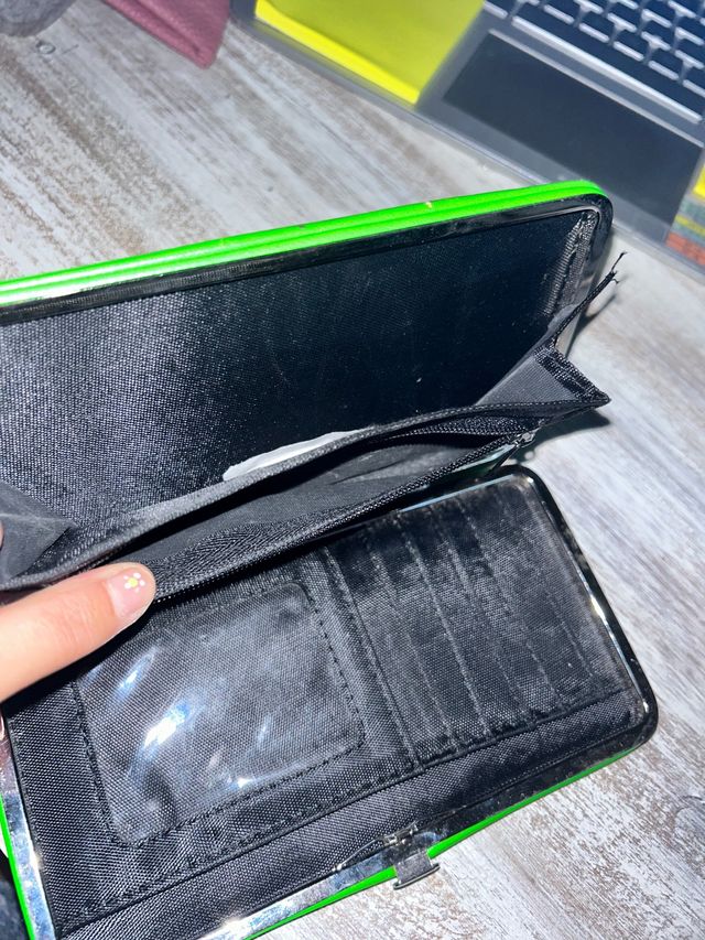 Monedero verde flúor