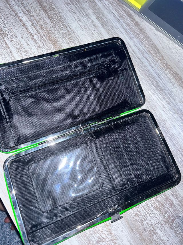 Monedero verde flúor