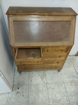 Escritorio vintage década 40 con llaves