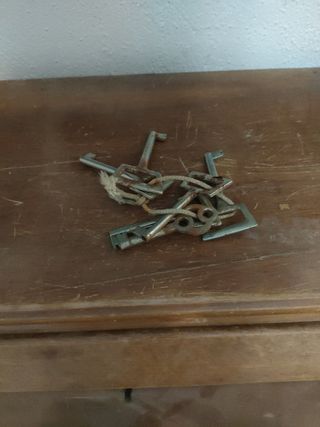 Escritorio vintage década 40 con llaves