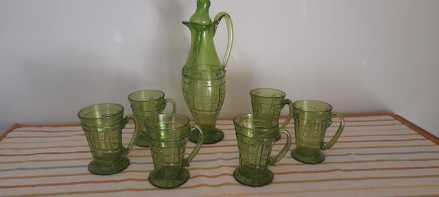 jarra y seis jarritas  cristal verde hechas a mano