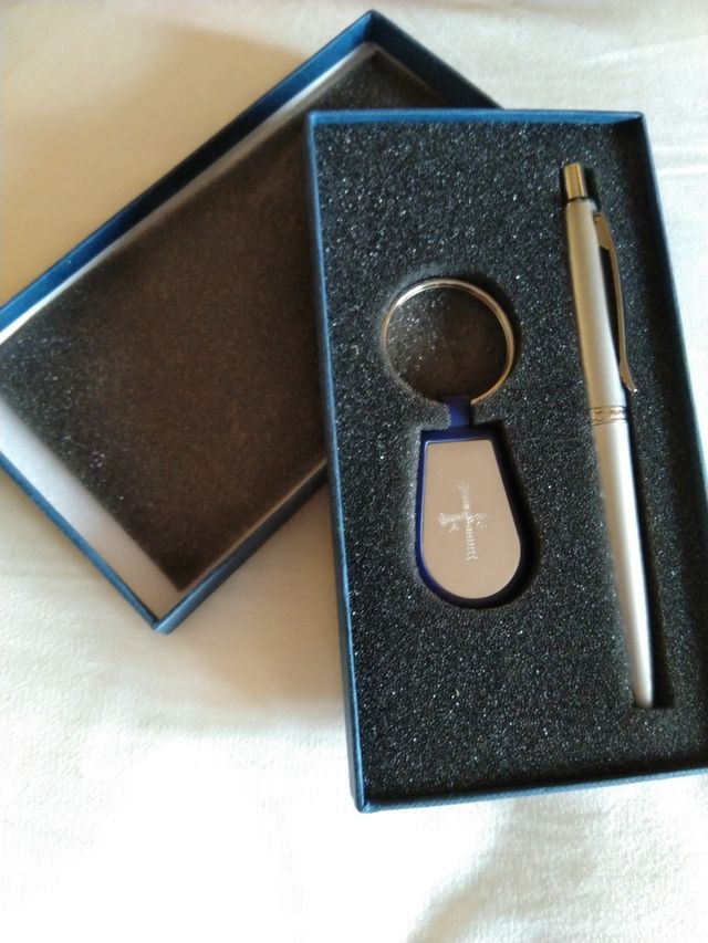 Practico regalo de llavero y boligrafo