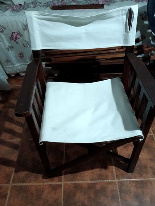 MESA Y CUATRO SILLAS DE MADERA DE TEKA