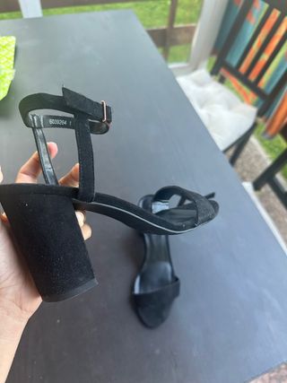 Sandalias con tacón ancho de color negro