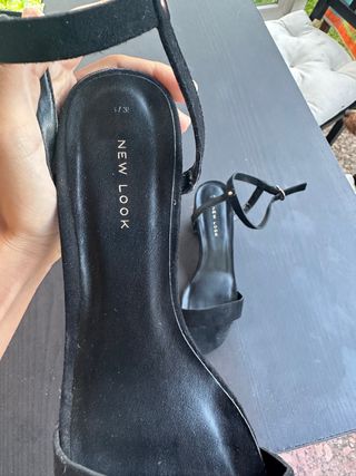 Sandalias con tacón ancho de color negro