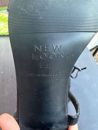 Sandalias con tacón ancho de color negro