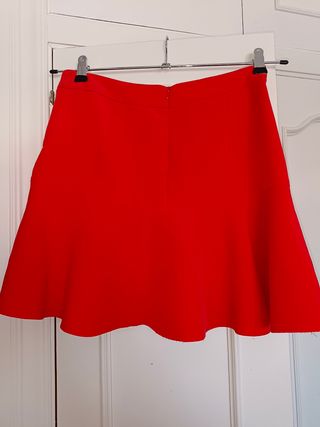 Falda roja de Stradivarius