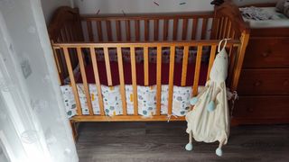 Cuna y cómoda cambiador