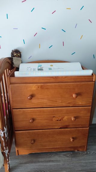 Cuna y cómoda cambiador