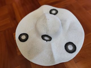cappello donna bianco con ricami in nero