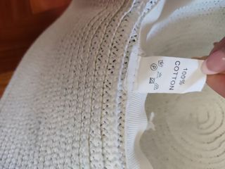 cappello donna bianco con ricami in nero