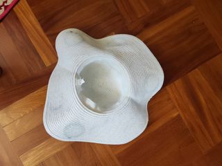 cappello donna bianco con ricami in nero