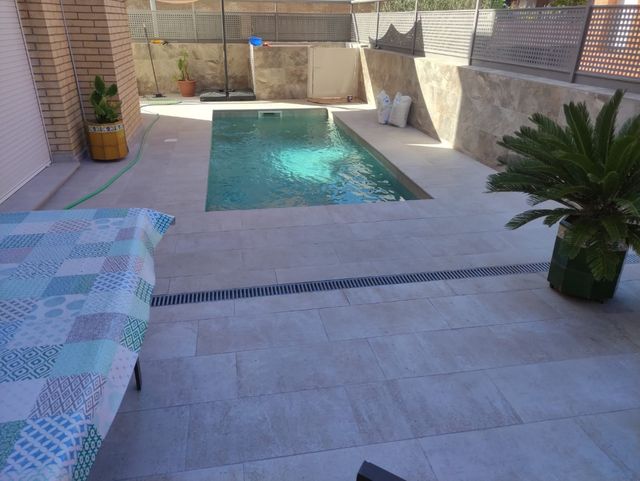 Muro de contención y piscinas