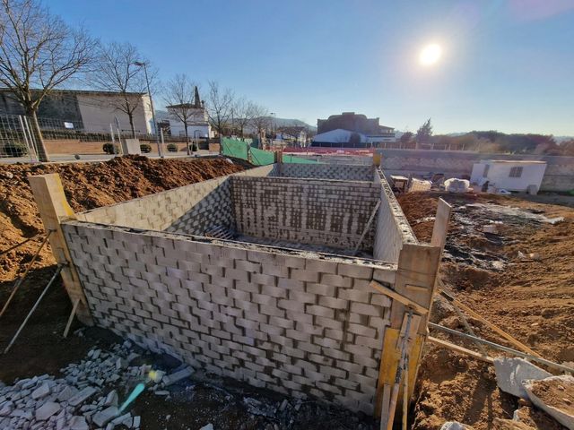 Muro de contención y piscinas