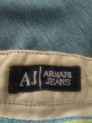 pantalón vaquero marca Armani Jeans talla 32.