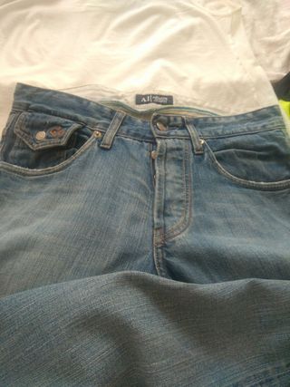 pantalón vaquero marca Armani Jeans talla 32.