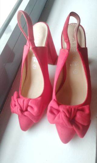 Zapatos rojos de antelina