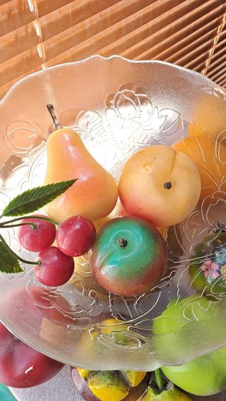 Frutero de cristal y frutas de maderas