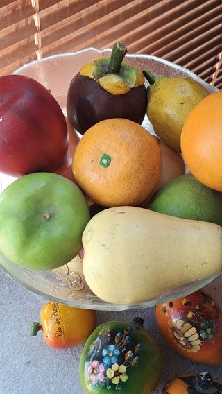 Frutero de cristal y frutas de maderas