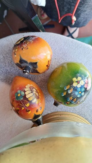 Frutero de cristal y frutas de maderas