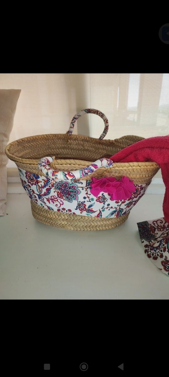 Cesta playa y toalla