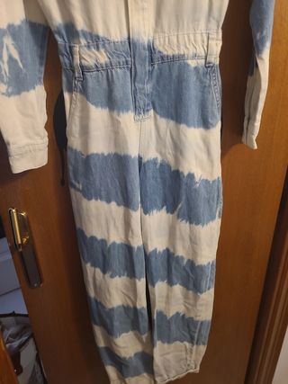 mono muy chulo bershka.  talla xs. tejano .