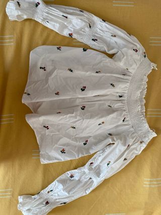 Blusa blanca de flores Zara