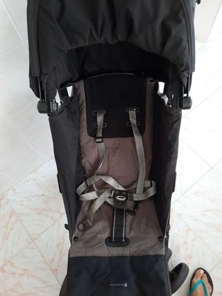 Silla ligera Jane sonic evo en color negro y gris.