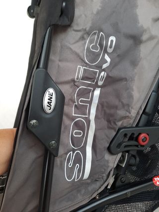 Silla ligera Jane sonic evo en color negro y gris.