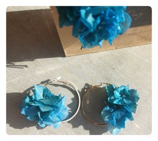 Pendientes de aro con Hortensia preservada.