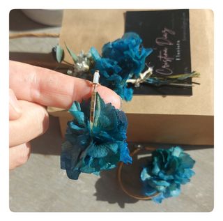 Pendientes de aro con Hortensia preservada.