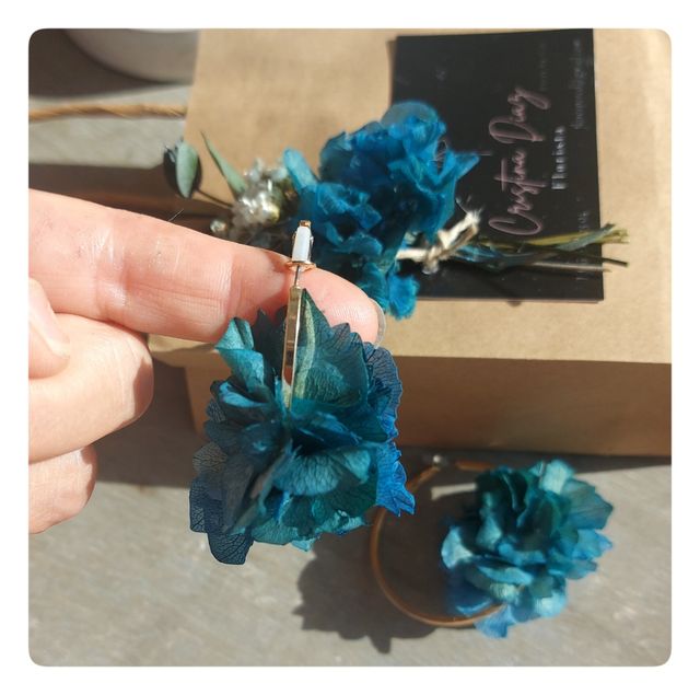 Pendientes de aro con Hortensia preservada.