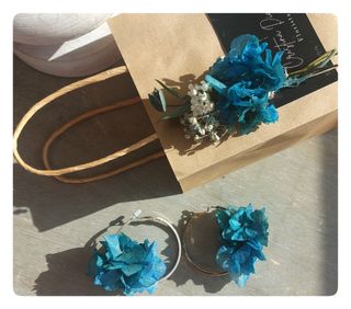 Pendientes de aro con Hortensia preservada.