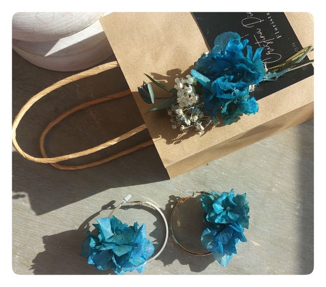 Pendientes de aro con Hortensia preservada.