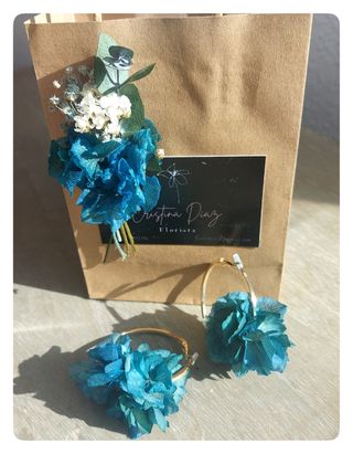 Pendientes de aro con Hortensia preservada.