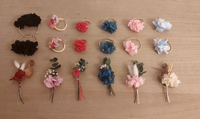 Pendientes de aro con Hortensia preservada.