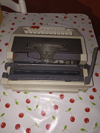 MÁQUINA DE ESCRIBIR OLIVETTI LETTERA 52