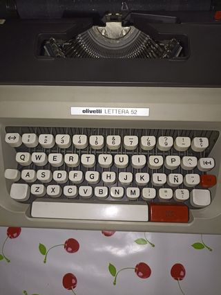 MÁQUINA DE ESCRIBIR OLIVETTI LETTERA 52