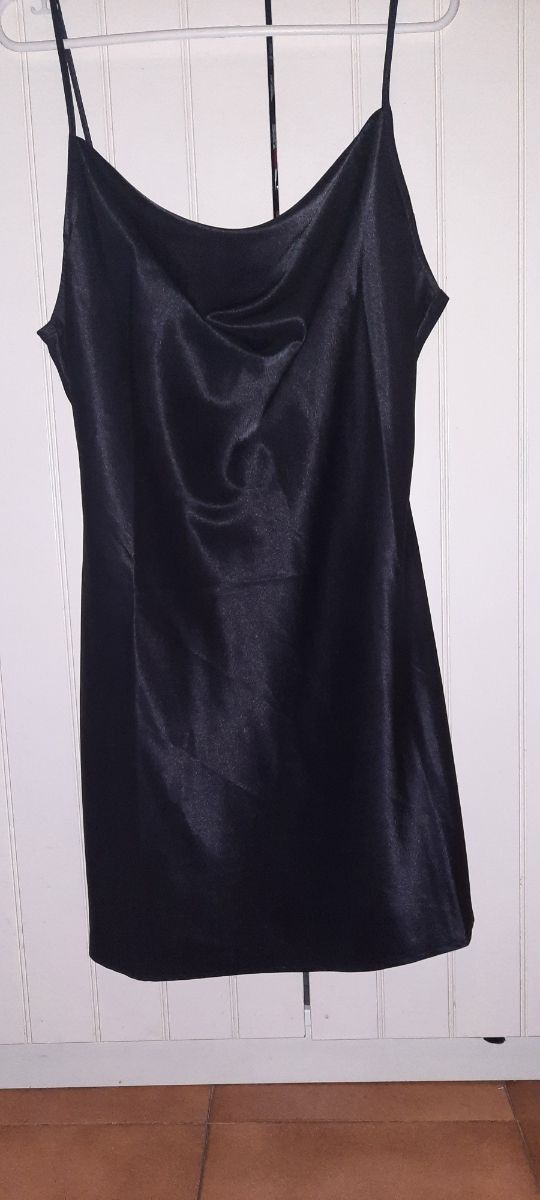 vestido raso negro HM